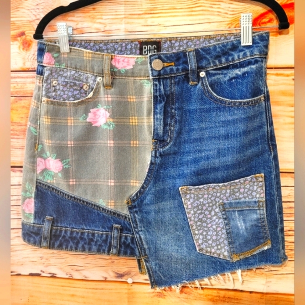 BDG Urban Outfitters Preloved & Awesome. Denim & Floral Patchwork Denim Skirt